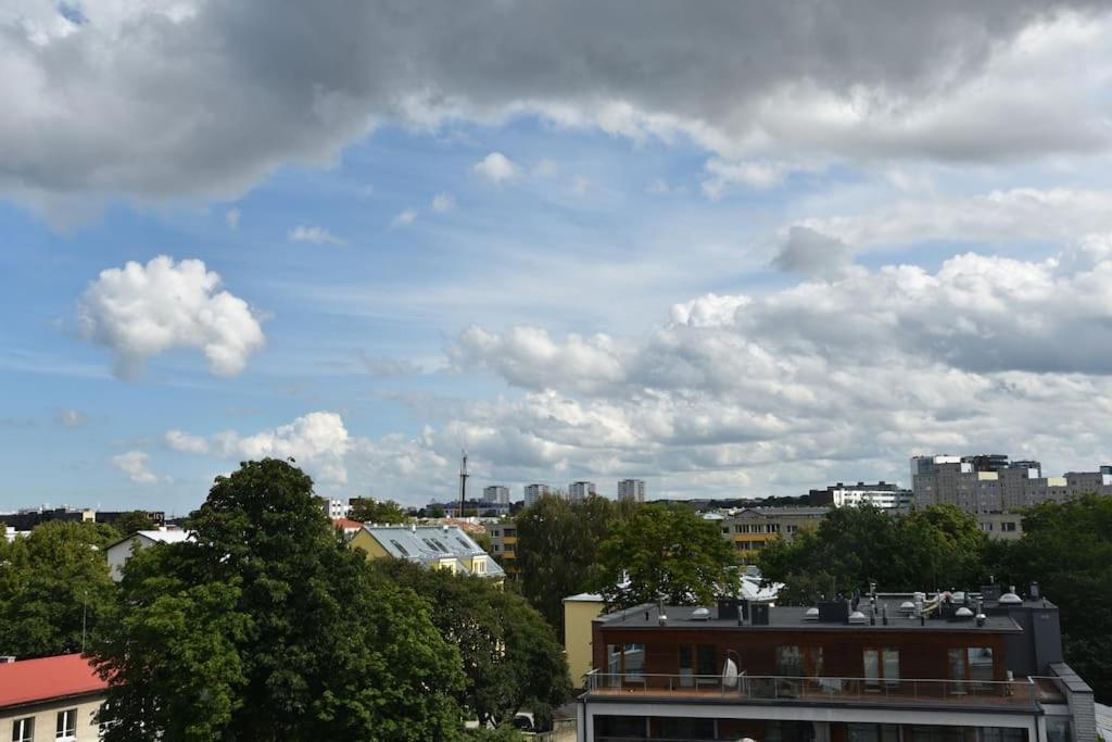 Kahe Magamistoaga Ja Suure Elutoaga 3-Toaline Korter Vaatega Tallinna Aerikeskusele Buitenkant foto